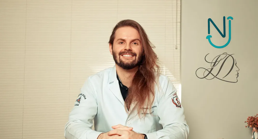 Dr. Leonardo Delanora em seu consultório